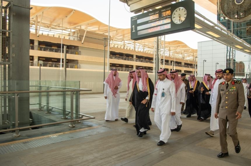 نائب أمير منطقة مكة المكرمة يتفقد قطار الحرمين السريع