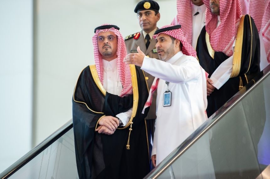 نائب أمير منطقة مكة المكرمة يتفقد قطار الحرمين السريع