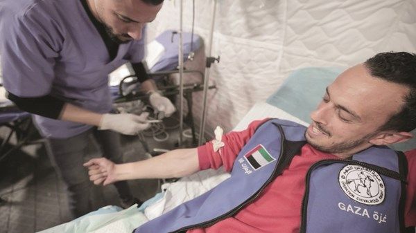 متطوعو المستشفى الميداني الإماراتي في غزة ينظمون حملة للتبرع بالدم