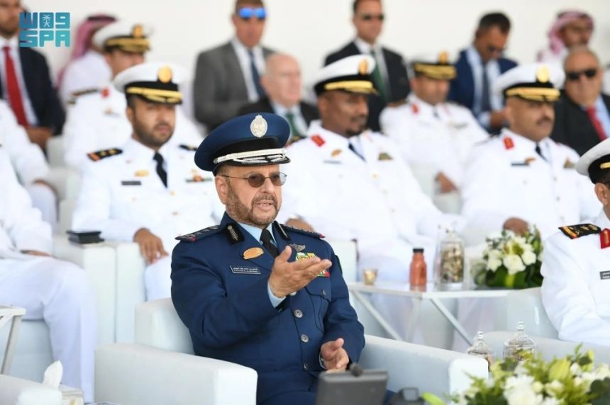 نيابة عن وزير الدفاع.. رئيس الأركان يُدشِن "سفينة جلالة الملك عنيزة"