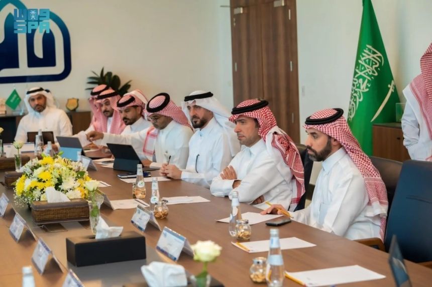 زار مركز التحكم والمراقبة.. الحقيل يتابع سير أعمال المشاريع التنموية بجدة