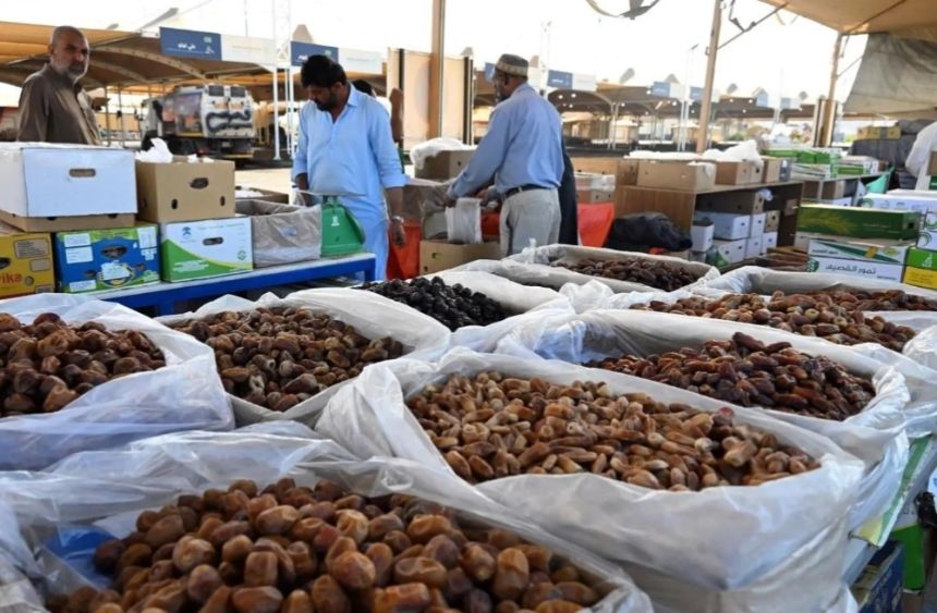 أسواق التمور بالمدينة المنورة تشهد إقبالاً مع اقتراب شهر رمضان