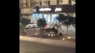 الخليج اليوم .. فيديو.. ثور هائج يشل المرور بعسير ونطحة قوية تطيح بأحد المارة