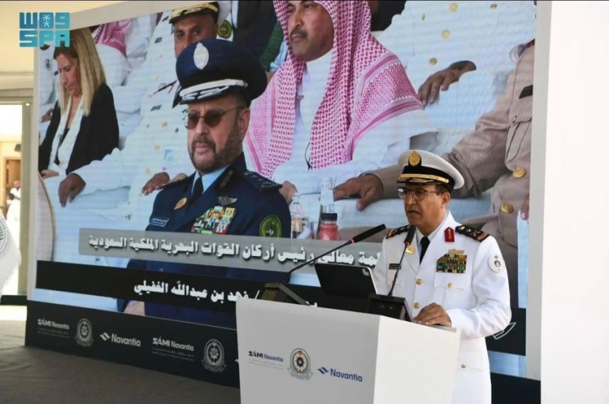 نيابة عن وزير الدفاع.. رئيس الأركان يُدشِن "سفينة جلالة الملك عنيزة"
