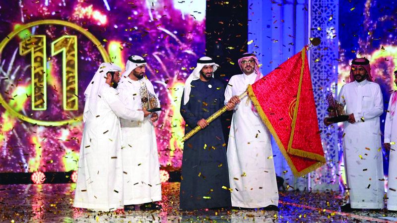 الامارات | نهيان بن زايد يتوج السعودي محمد الوادعي ببيرق «شاعر المليون»