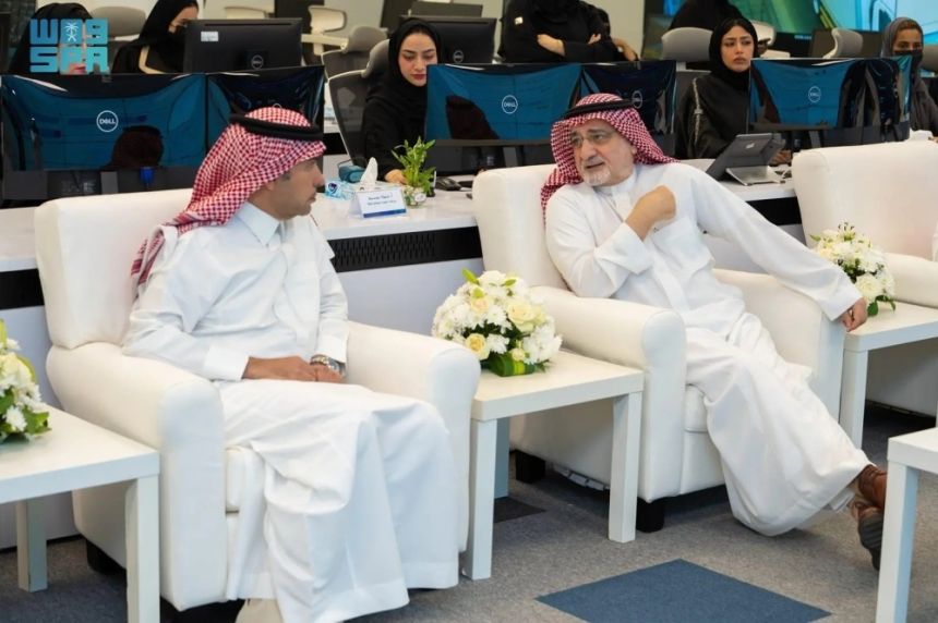 زار مركز التحكم والمراقبة.. الحقيل يتابع سير أعمال المشاريع التنموية بجدة