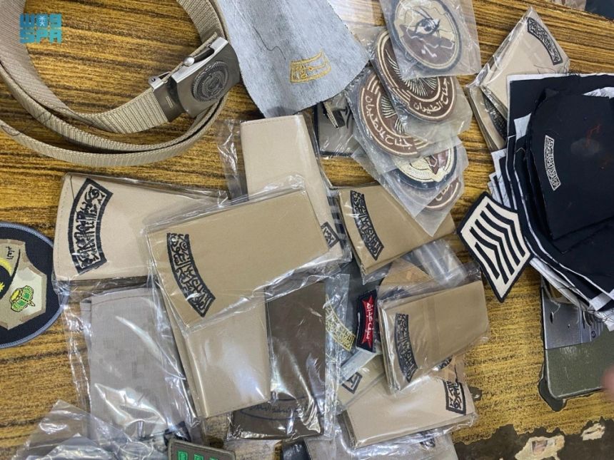 الرياض.. ضبط رتب وأنواط عسكرية وشعارات مخالفة
