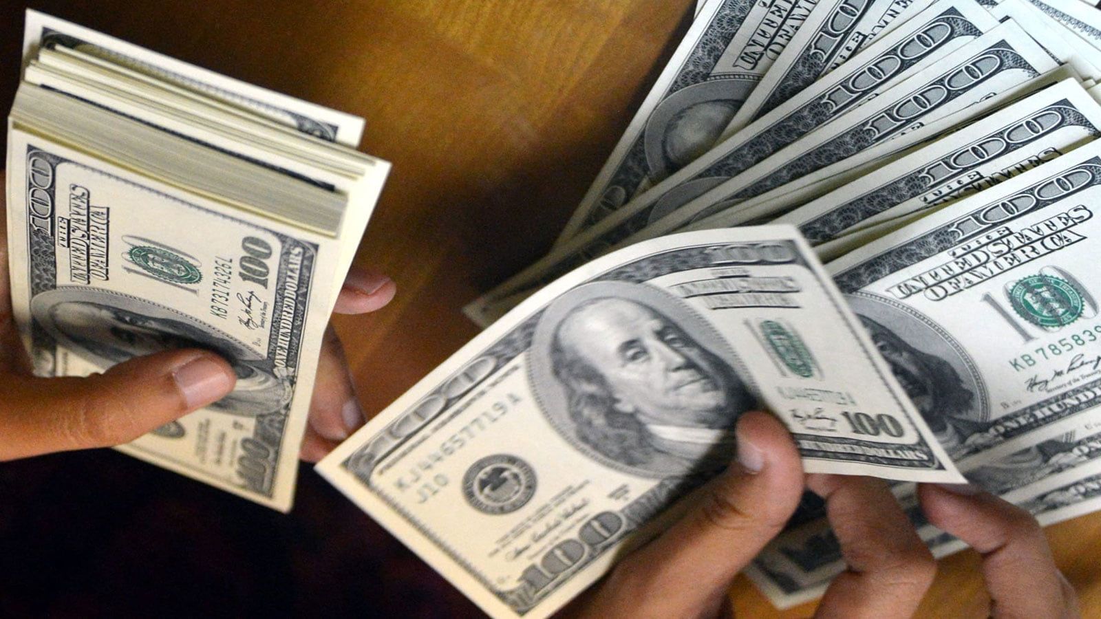 الدولار يتراجع بعد تصريحات رئيس “المركزي الأمريكي” بشأن الفائدة