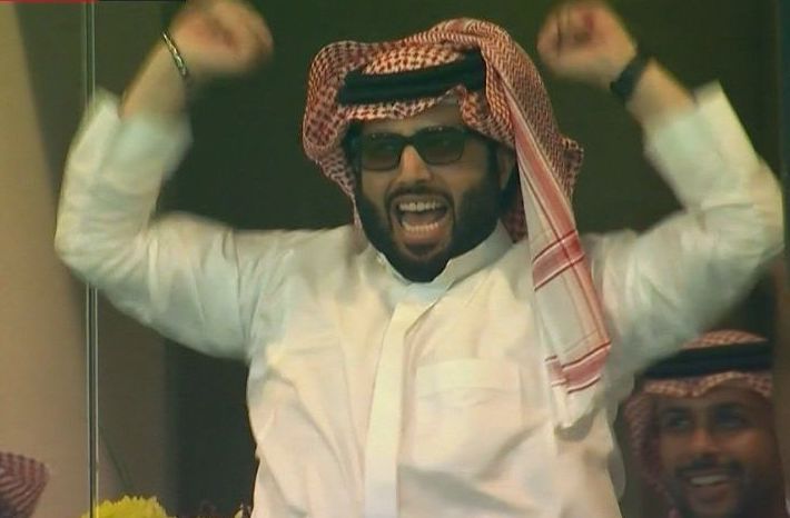 الامارات | فرحة جنونية لتركي آل الشيخ عقب هدف الأهلي في الزمالك (فيديو)