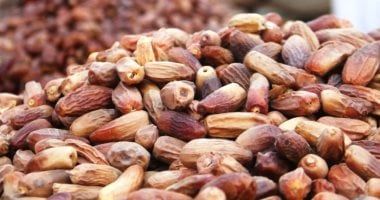 بلح رمضان يزين الأسواق فى أسوان.. "الملكابى" الأكثر إقبالا