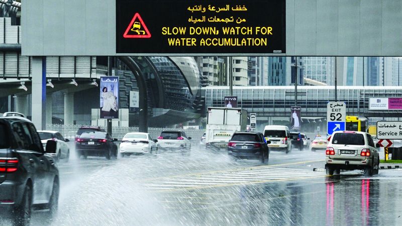 الامارات | شرطة دبي تُسهّل حركة السير على طرقات الإمارة خلال الأمطار