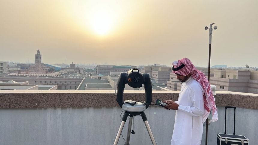 الرحيلي: عمر الهلال عند رؤيته 6 ساعات ونصف بعد اقترانه ظهر اليوم