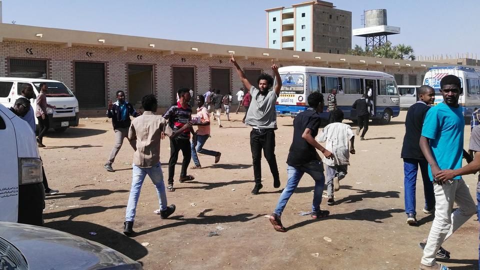 شاهد بالفيديو.. مع بداية شهر رمضان.. الحياة تعود لطبيعتها والأسواق والمحلات تباشر عملها بصورة طبيعية بأحياء الثورة بأم درمان والنازحون بالخارج يستبشرون خيرا ويؤكدون: (العيد في أمدر بإذن الله)