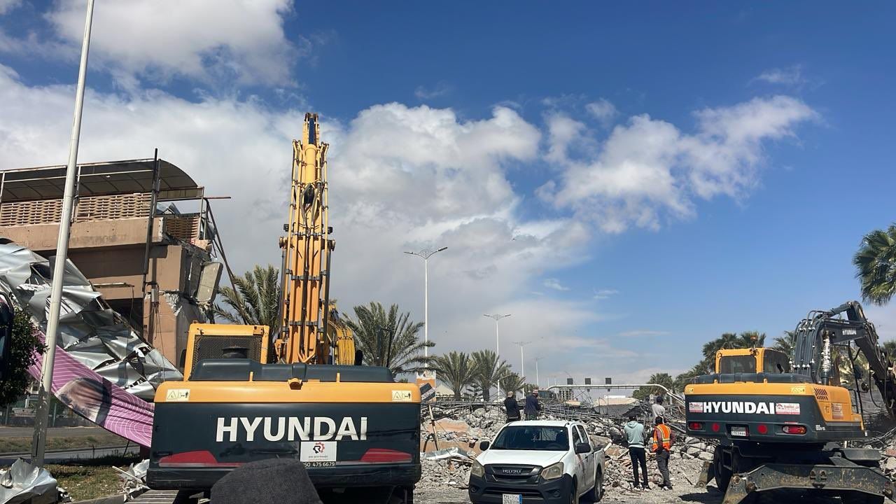 سقوط جسر مشاة على طريق الأمير سلطان بخميس مشيط .. صور