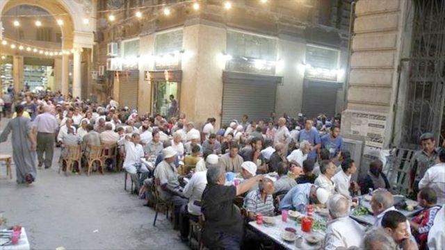 بعد تعويم وغلاء.. مصريون يدخلون رمضان بسلاح “الاستغناء”