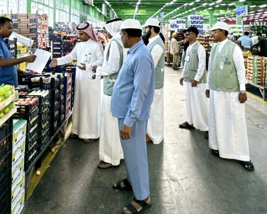 تكثيف الجولات الرقابية في أسوق الخضار والفواكه والمواشي بالعاصمة المقدسة