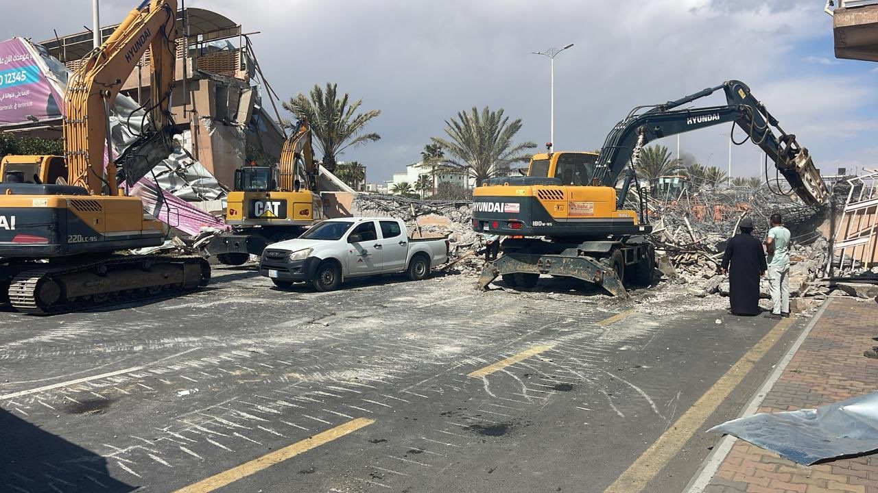 سقوط جسر مشاة على طريق الأمير سلطان بخميس مشيط .. صور