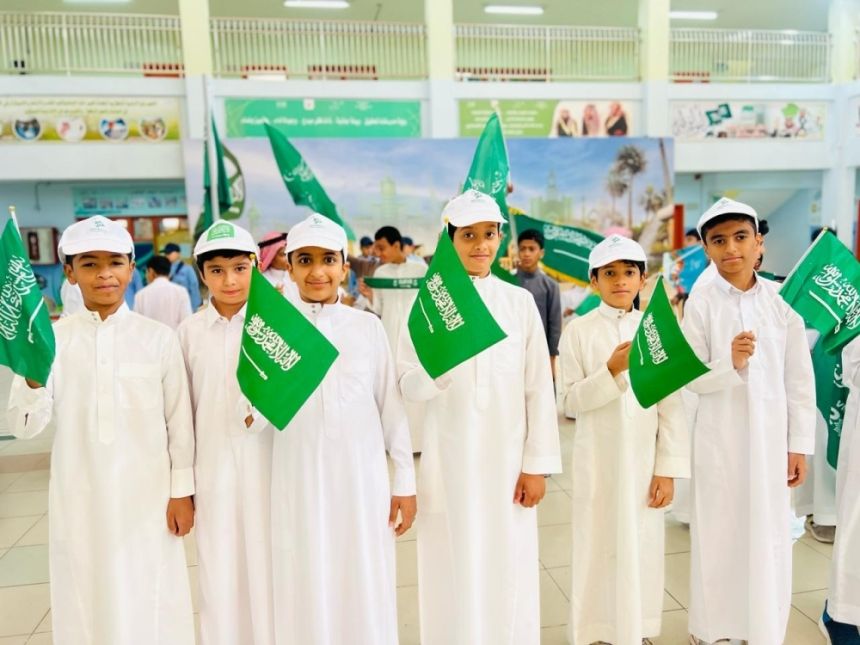صور| مدارس المملكة تحتفل بيوم العلم السعودي