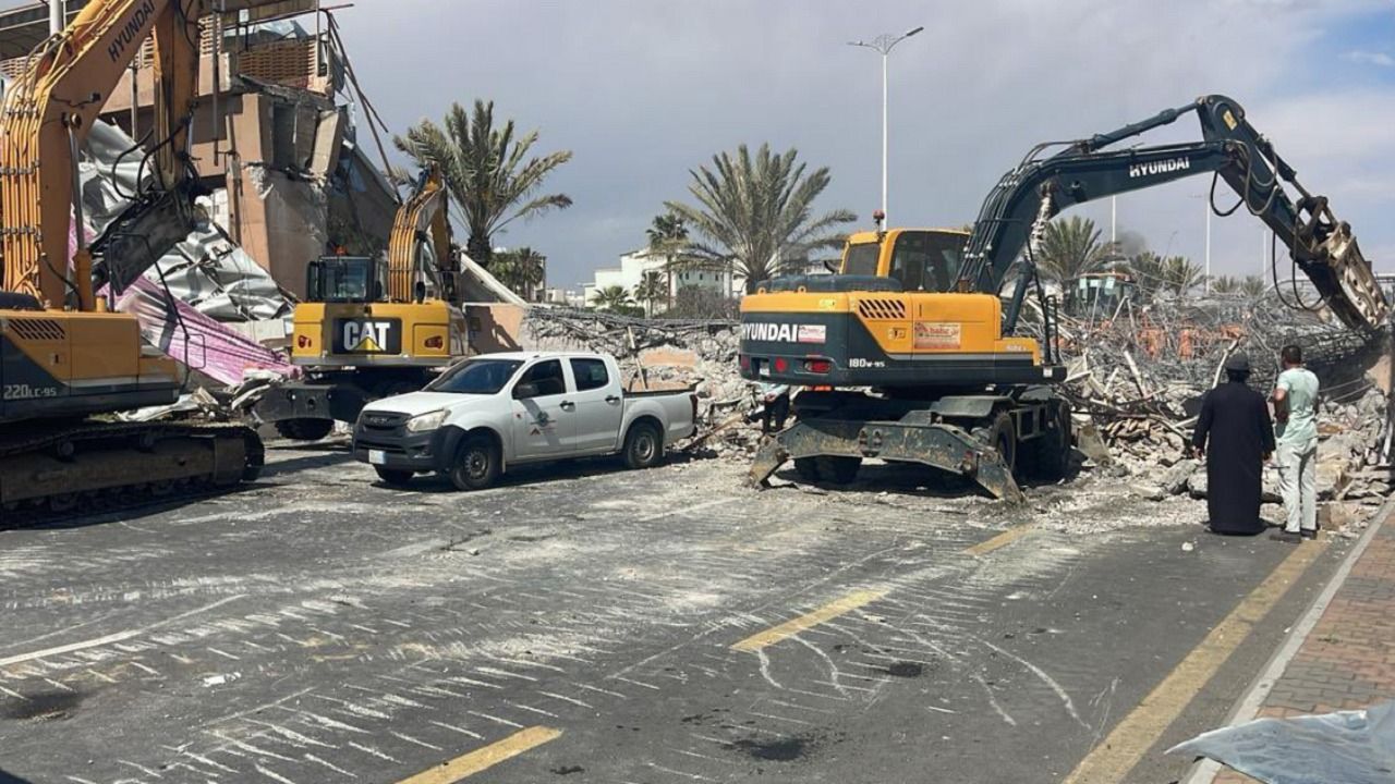سقوط جسر مشاة على طريق الأمير سلطان بخميس مشيط .. صور
