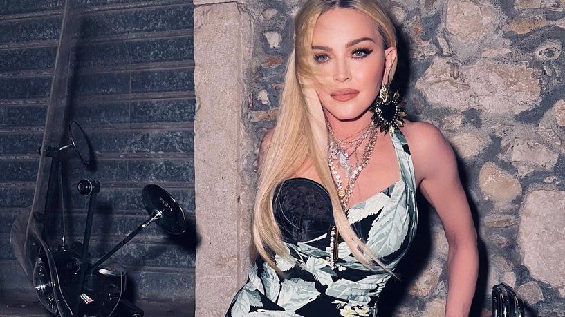 مادونا في ورطة.. طلبت من رجل على كرسي متحرك في حفلها “الوقوف”