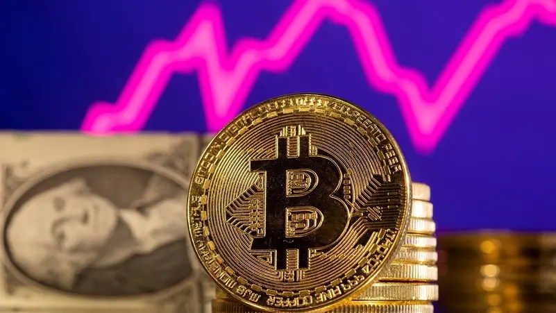 “بيتكوين” تسجل سعراً قياسياً يتجاوز 71 ألف دولار