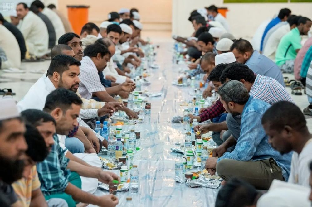 تراحم الباحة توزع 215 سلة غذائية في رمضان للمستحقين