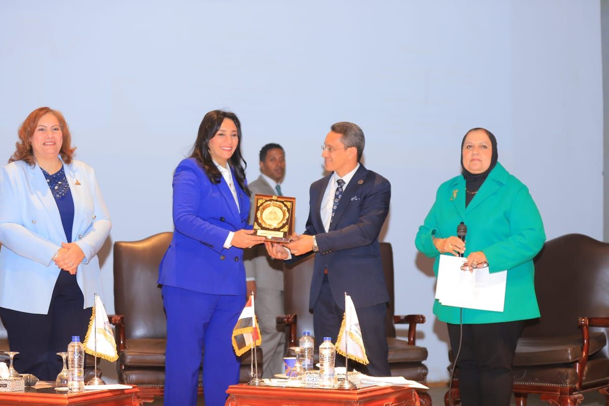 نائب وزير السياحة والآثار تشارك فى ندوة بجامعة عين شمس