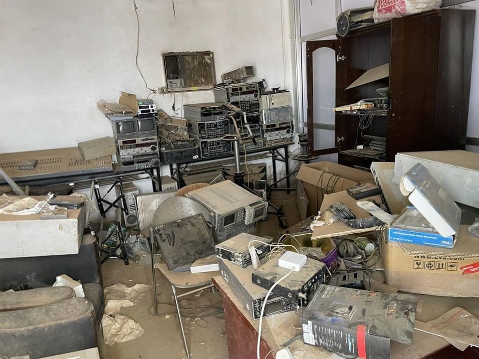 الجزيرة تنشر صورا حصرية تظهر آثار الخراب والدمار الذي خلفته قوات الدعم السريع بمقر الإذاعة والتلفزيون بأم درمان