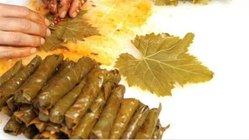 طريقة عمل محشي ورق عنب على أصوله.. نكهة رمضانية بامتياز