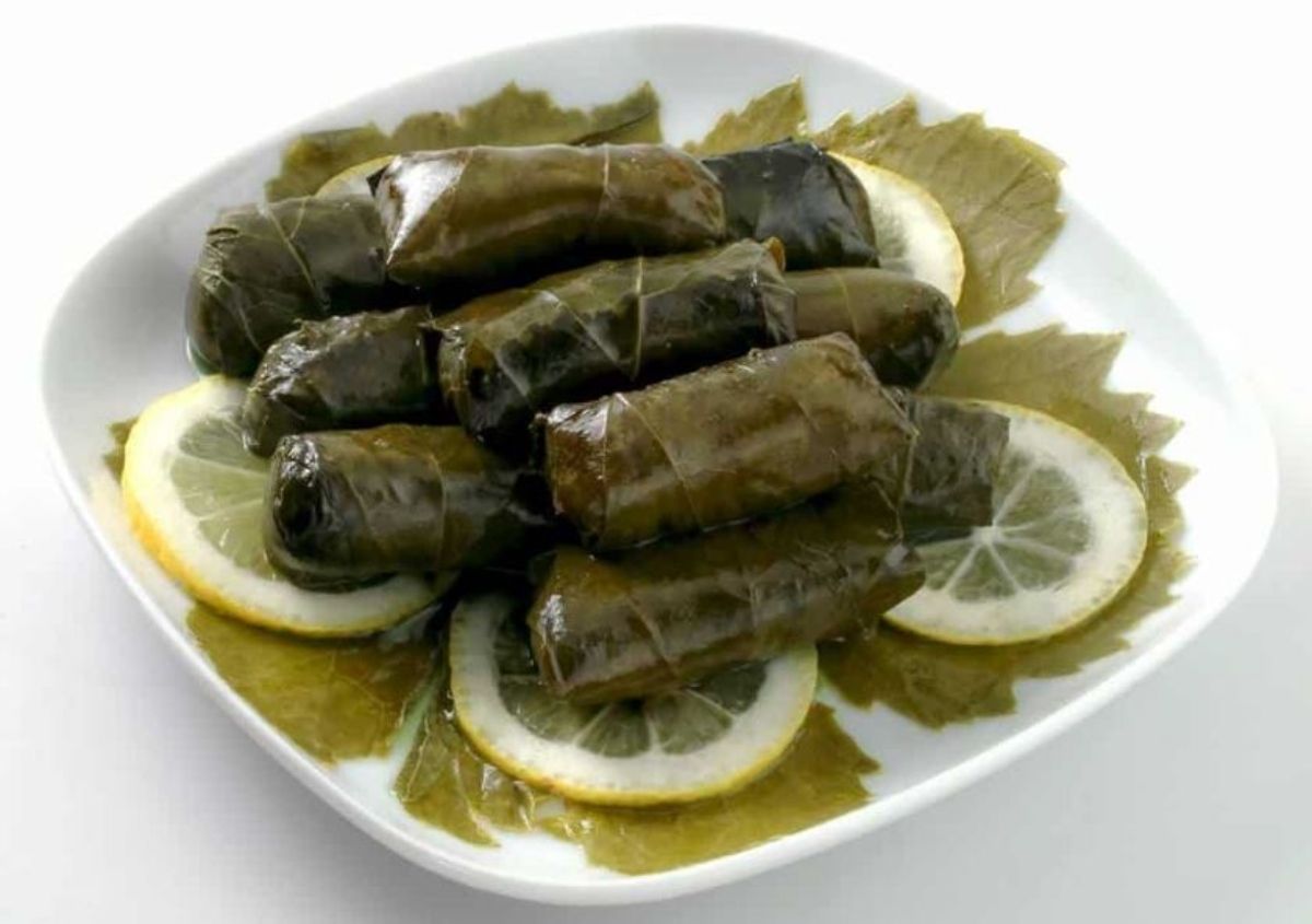 طريقة عمل محشي ورق عنب على أصوله.. نكهة رمضانية بامتياز