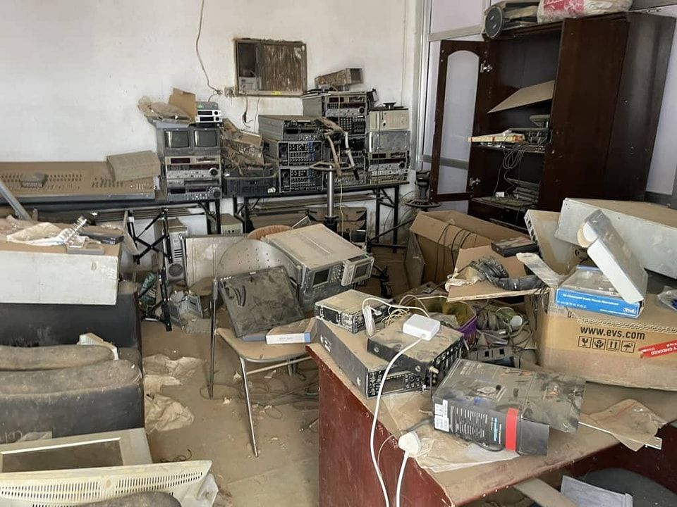 الجزيرة تنشر صورا حصرية تظهر آثار الخراب والدمار الذي خلفته قوات الدعم السريع بمقر الإذاعة والتلفزيون بأم درمان