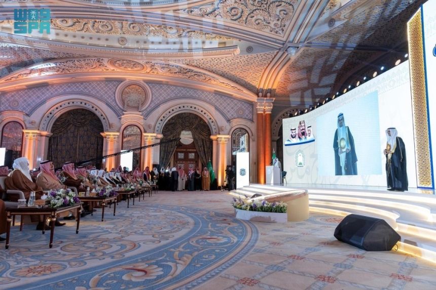 نيابة عن خادم الحرمين.. أمير الرياض يكرم الفائزين بجائزة الملك سلمان لحفظ القرآن