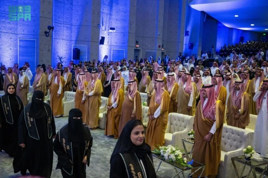 وزير الداخلية يكرم 193 خريجًا من البرامج الأكاديمية بالخدمات الطبية