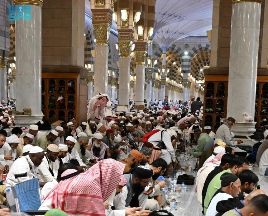 "سُفر إفطار الصائمين" تجسد معاني البذل والخير في المسجد النبوي