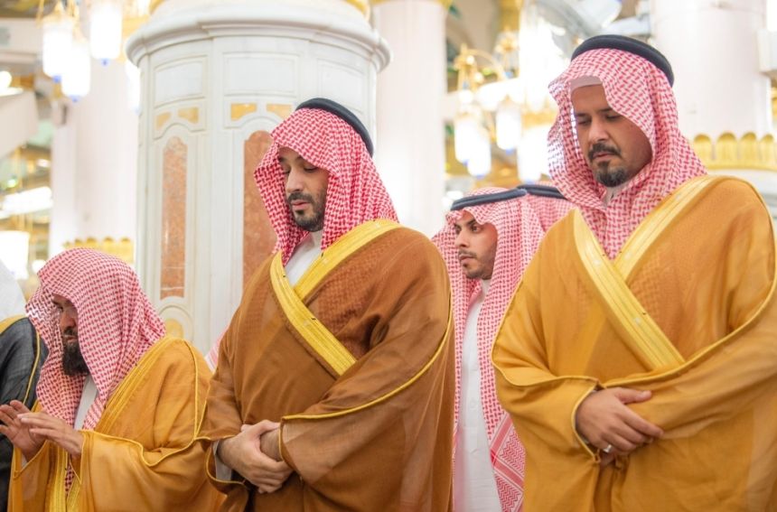 بعد زيارة المسجد النبوي وقباء.. ولي العهد يغادر المدينة المنورة