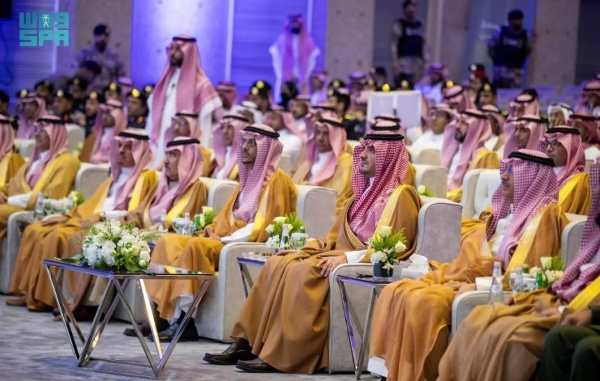 وزير الداخلية يكرم 193 خريجًا من البرامج الأكاديمية بالخدمات الطبية