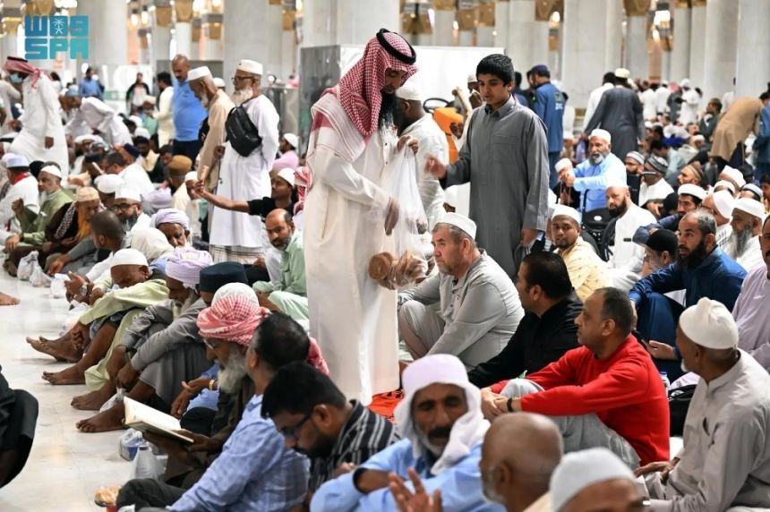 "سُفر إفطار الصائمين" تجسد معاني البذل والخير في المسجد النبوي