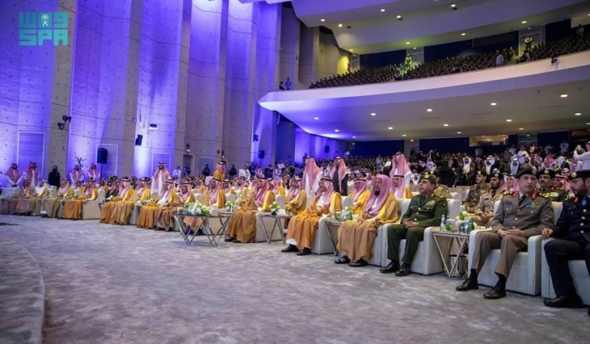 وزير الداخلية يكرم 193 خريجًا من البرامج الأكاديمية بالخدمات الطبية