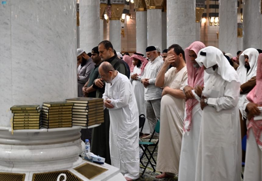 شاهد| خشوع وأجواء روحانية أثناء صلاة التراويح في المسجد النبوي