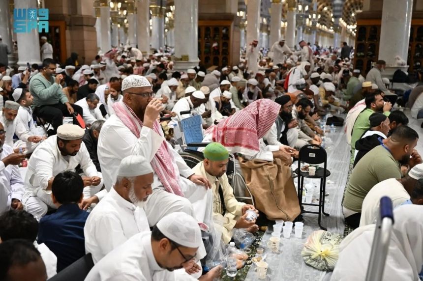 "سُفر إفطار الصائمين" تجسد معاني البذل والخير في المسجد النبوي
