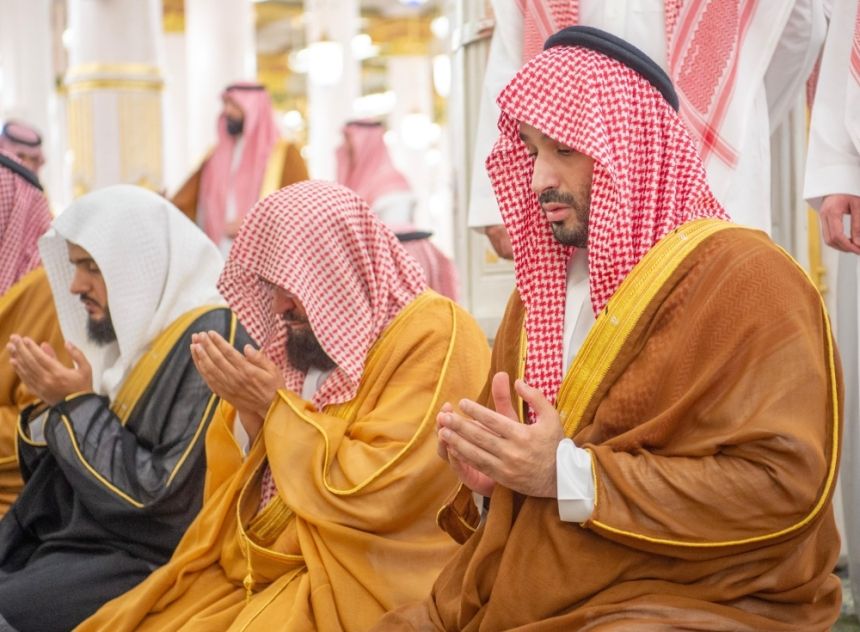 بعد زيارة المسجد النبوي وقباء.. ولي العهد يغادر المدينة المنورة