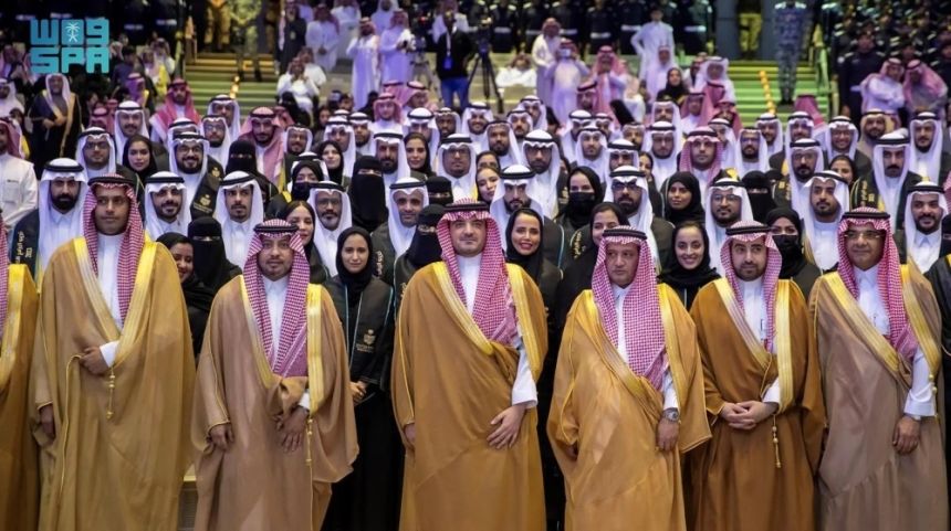 وزير الداخلية يكرم 193 خريجًا من البرامج الأكاديمية بالخدمات الطبية