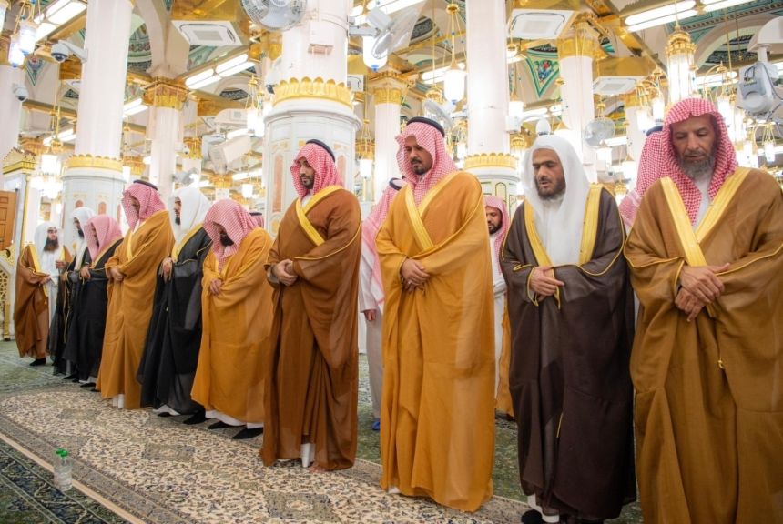 بعد زيارة المسجد النبوي وقباء.. ولي العهد يغادر المدينة المنورة