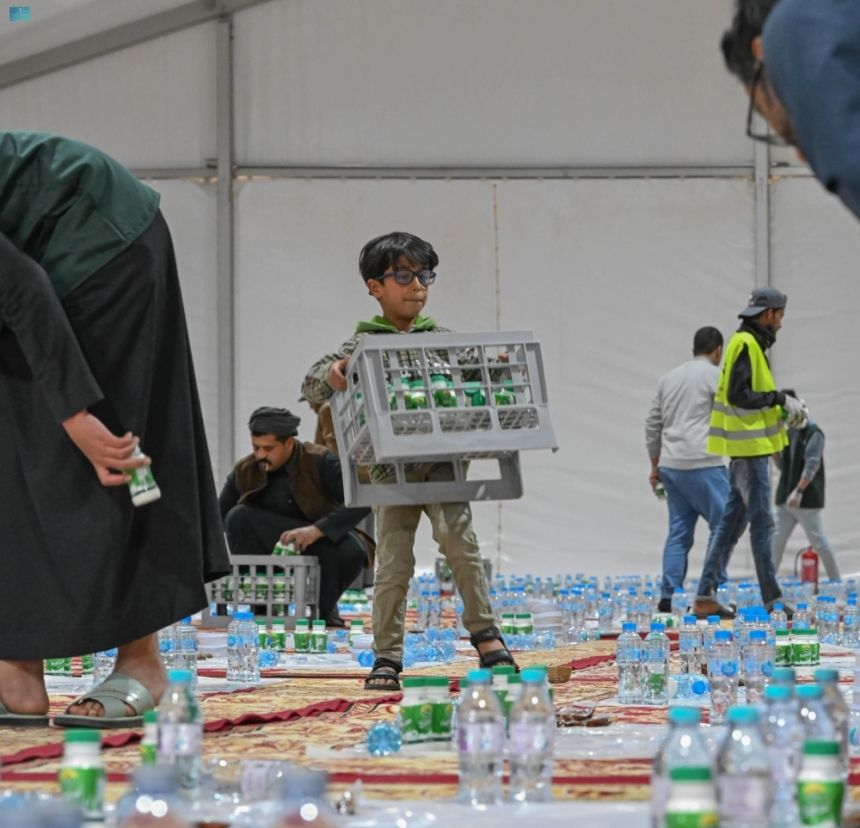 صور| "تفطير ودعوة".. لوحة التكافل الاجتماعي منذ 15 عاماً في عرعر