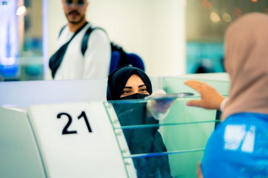 مطار المدينة.. أجهزة ترجمة فورية لـ137 لغة في استقبال المعتمرين