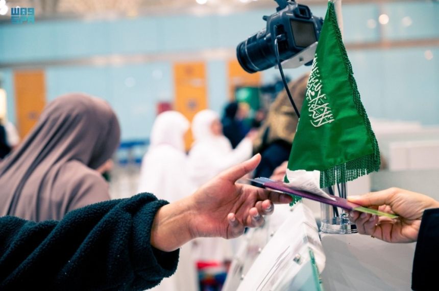 مطار المدينة.. أجهزة ترجمة فورية لـ137 لغة في استقبال المعتمرين