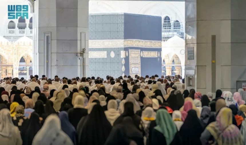 أمان وجاهزية كاملة.. كيف كانت أول جمعة في رمضان بالمسجد الحرام؟