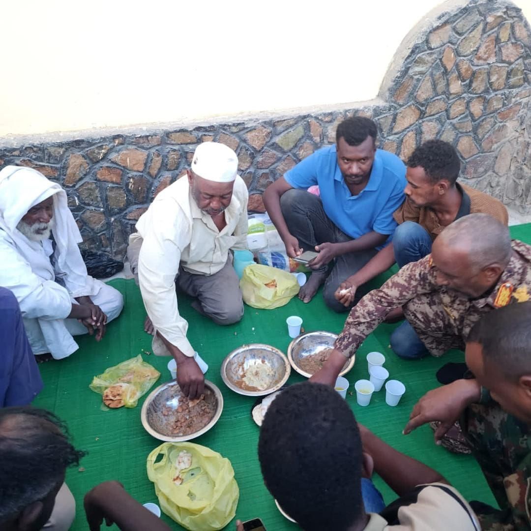 فطور رمضان في المسجد الكبير في بورتسودان – شاهد بالصور والفيديو القائد العام “البرهان”
