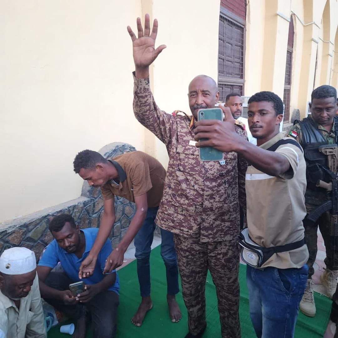 فطور رمضان في المسجد الكبير في بورتسودان – شاهد بالصور والفيديو القائد العام “البرهان”