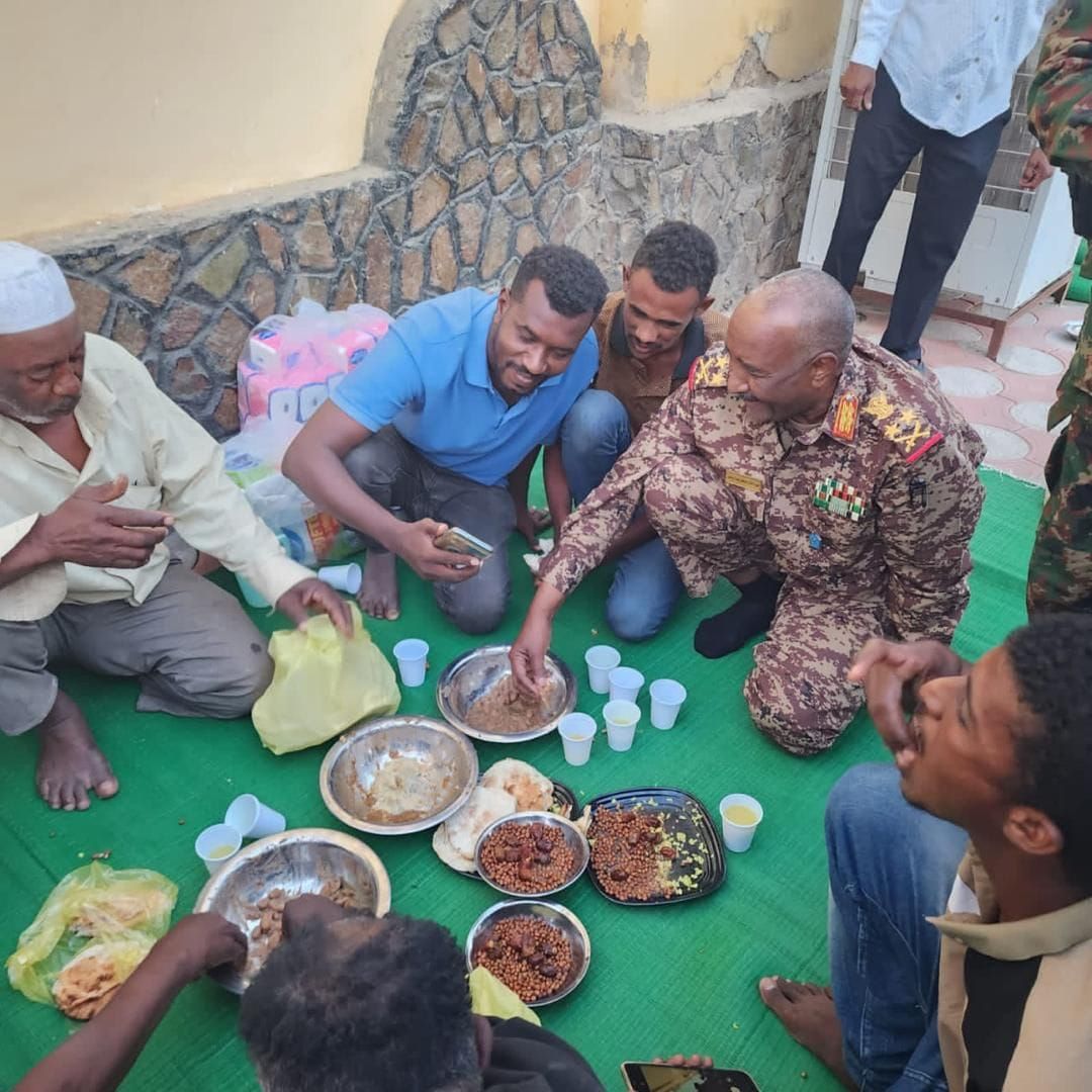 فطور رمضان في المسجد الكبير في بورتسودان – شاهد بالصور والفيديو القائد العام “البرهان”